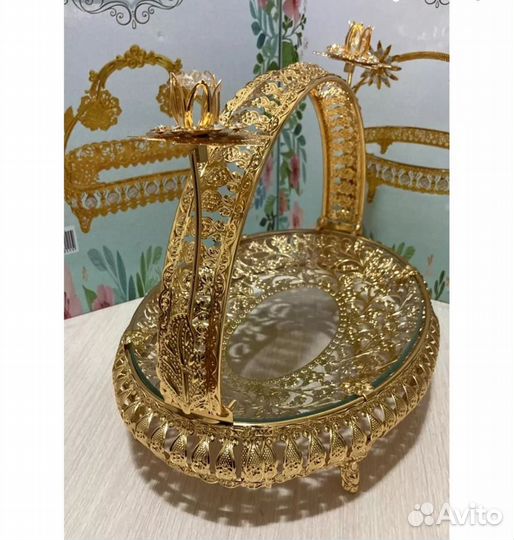 Фруктовница на ножке с металлической ручкой