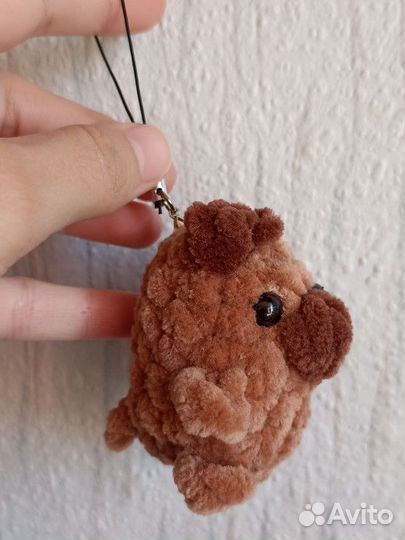 Вязанный брелок Мопс