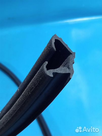 Уплотнитель стекла двери левый Land Rover range R