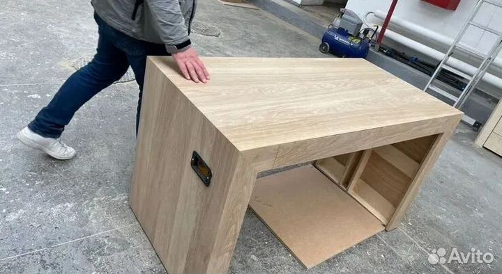 Стол из дерева для дома