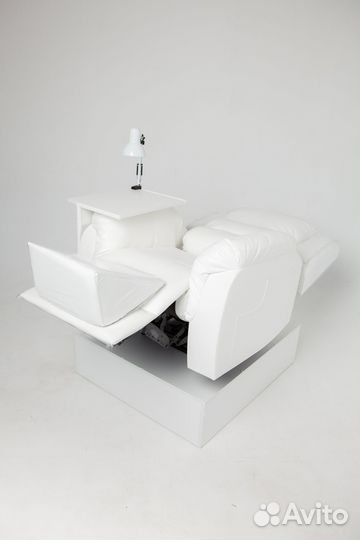 Реклайнер в белом цвете