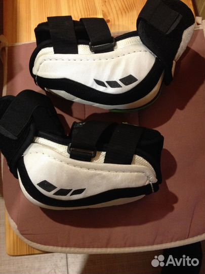 Продам хоккейные локтиsr/M,свитер