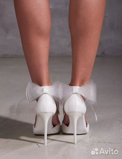 Босоножки белые