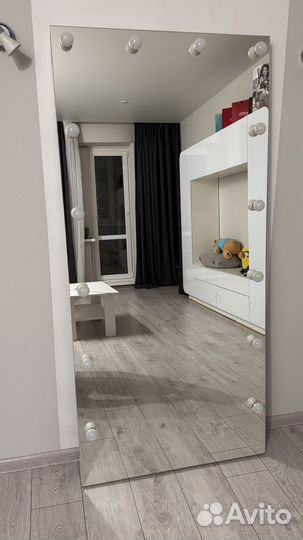 Гримерное зеркало с подсветкой (лампами)