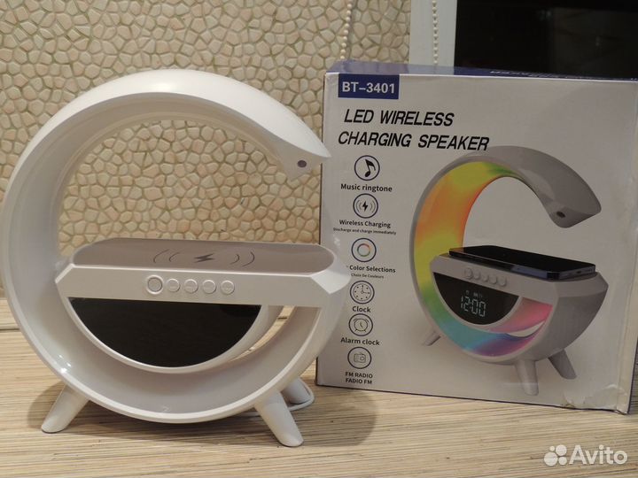 Светильник с беспроводной зарядкой и колонкой RGB