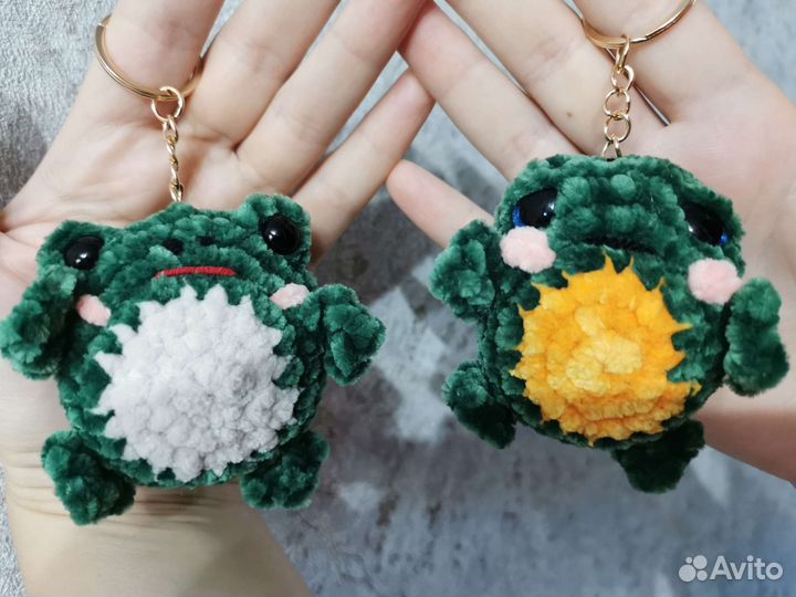 Вязаные игрушки,плюшевый брелок жабка