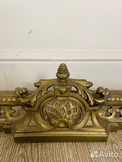 Антикварный каминный барьер «Грифоны»