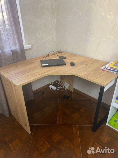 Угловой письменный стол