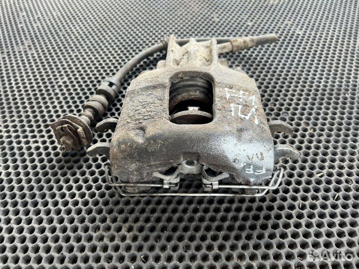 Передний левый суппорт Ford Focus 1