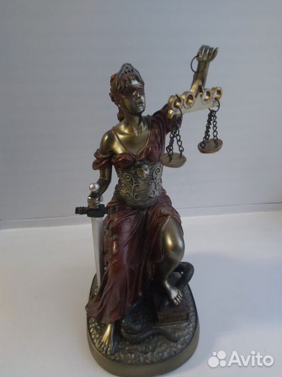 Статуэтка богиня Фемида