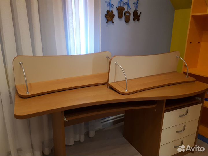 Письменный стол для школьника с полками