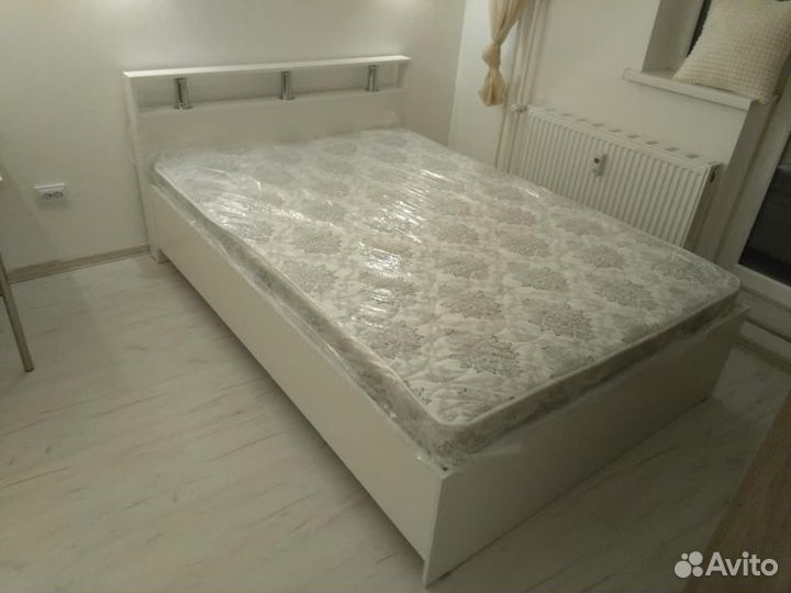 Кровать с матрасом 140х200