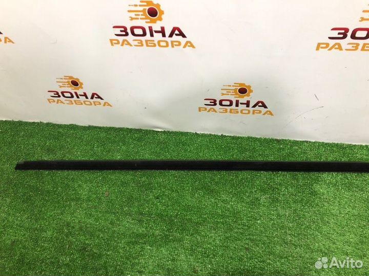 Уплотнитель стекла двери передний правый Audi A4