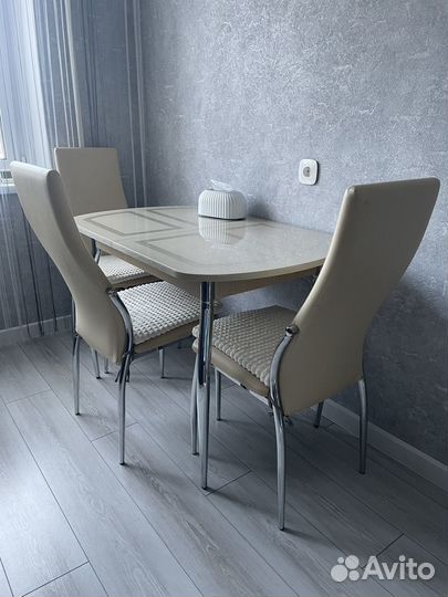 Стол со стульями