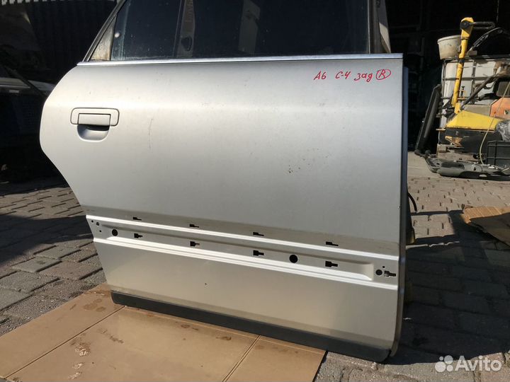 Дверь задняя правая на Audi 100 A6 C4 серебристая