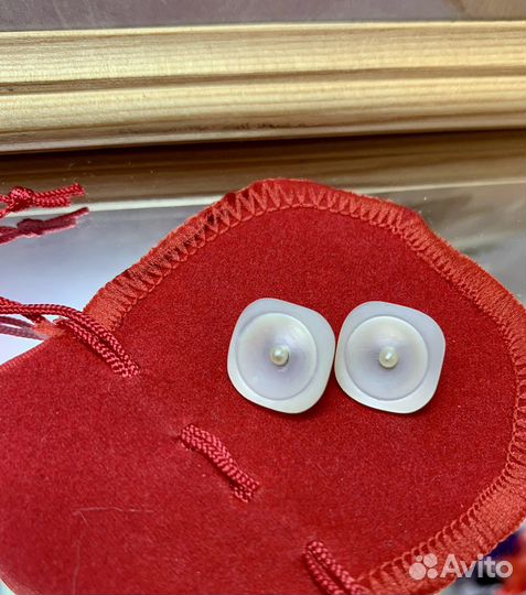 Пуговицы Перламутровые на золотой ножке