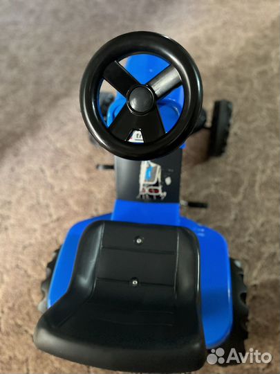 Синий трактор с прицепом