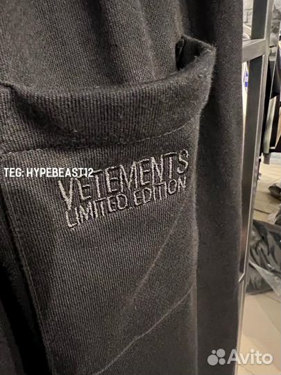 Vetements шорты оверсайз на руках в шоу-руме