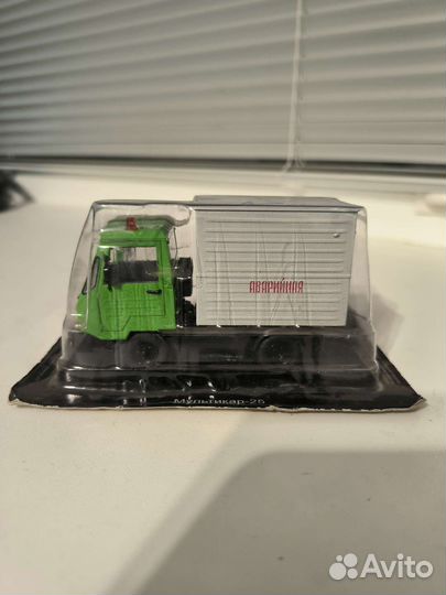 Модель автомобиля 1:43