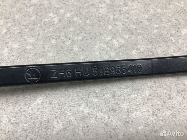 Поводок стеклоочистителя передний правый Skoda Rap