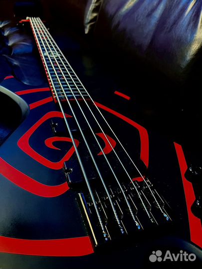 B. C. Rich Warlock Активный пятиструнный бас