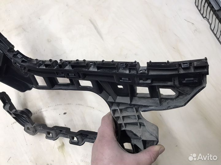 Правый кронштейн заднего бампера Passat B8 седан