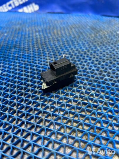 Кнопка центрального замка Volkswagen Passat Cc