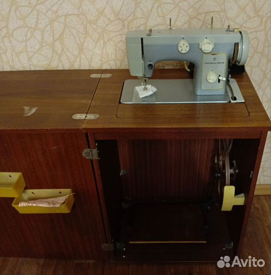 Швейная машина Чайка 142м