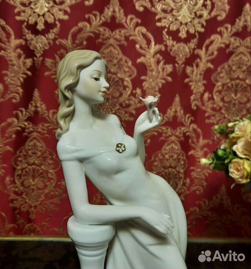 Статуэтки дамы, девушка с цветком