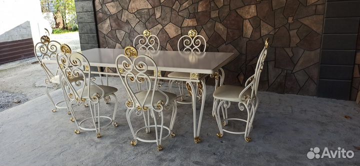 Кухонный стол и стулья