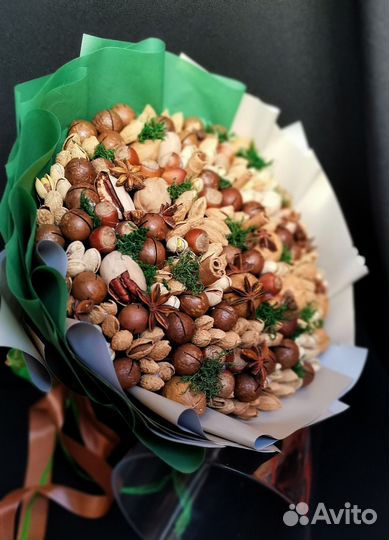Букет из орехов