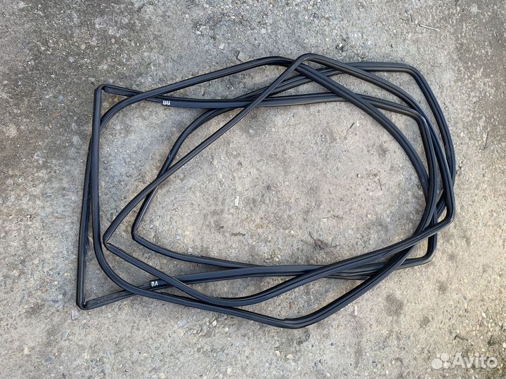 Уплотнитель передний левый Toyota Camry V50