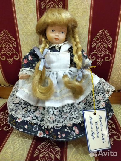 Кукла фарфоровая