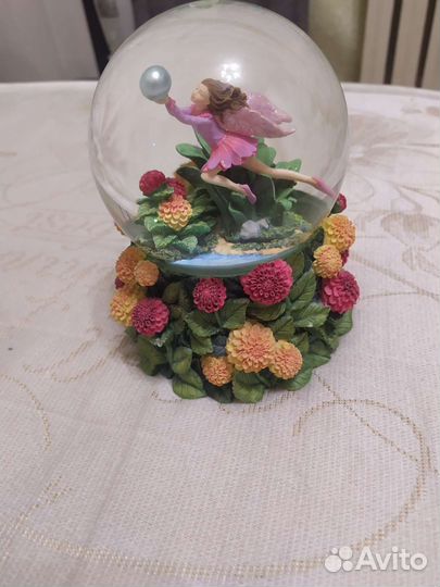 Стеклянный шар с девушкой