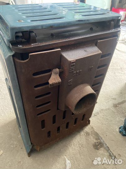 Старинная чугунная печь