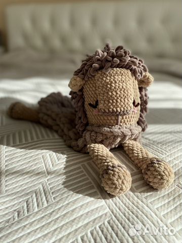 Вязаная игрушка-пижамница лев