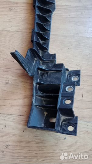 Opel Insignia направляющая передней фары правая