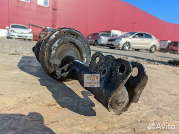 Амортизатор передний правый Toyota RAV-4 (XA50)