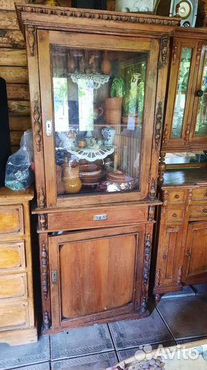 Старинный антикварный шкаф буфет