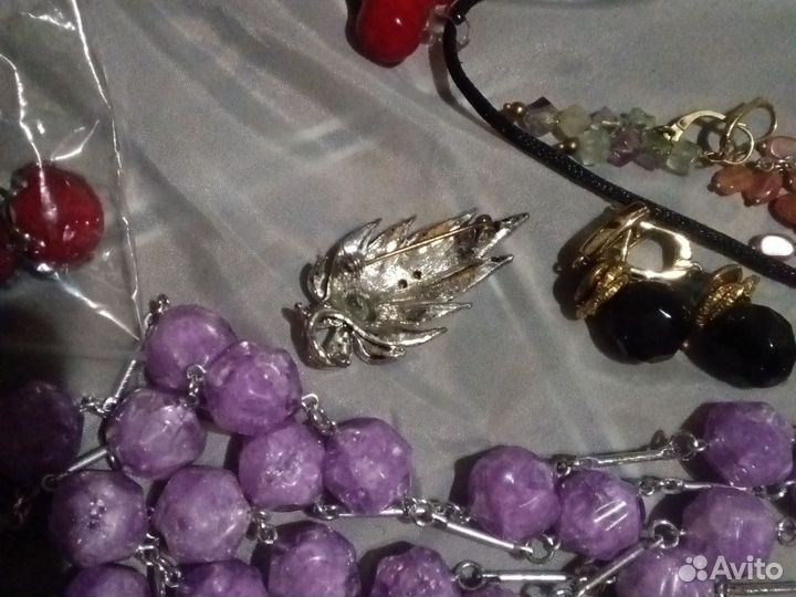 Лот винтажной авторсвой бижутерии и камни