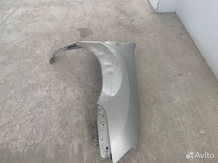 Крыло переднее правое на renault duster