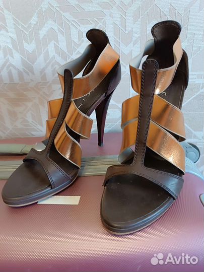 Gucci Dolce Gabbana Loriblu Casadei Nando Muzi Shy