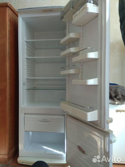 Холодильник Атлант (требуется замена компрессора)