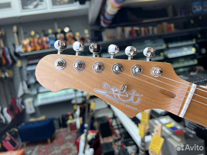 Электрогитара леворукая