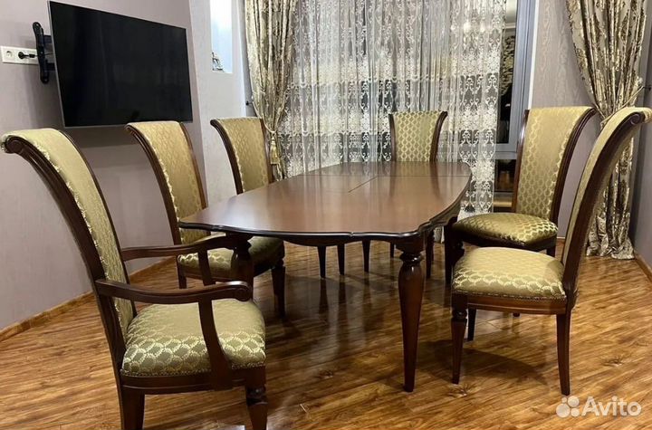Обеденный стол и стулья (комплект)