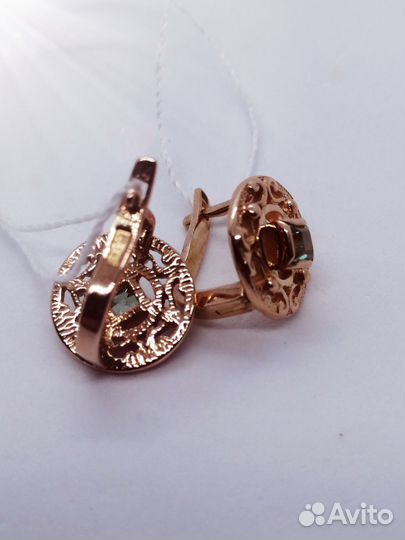 Золотые серьги с камнем