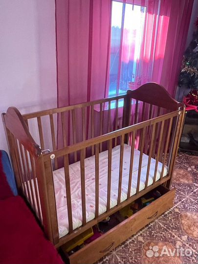 Детская кроватка с маятником и ящиком