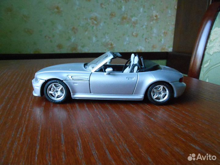 Модель машины Bburago1:24- BMW roadstar 1996