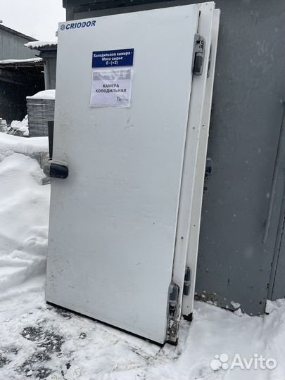 Дверь от холодильной камеры