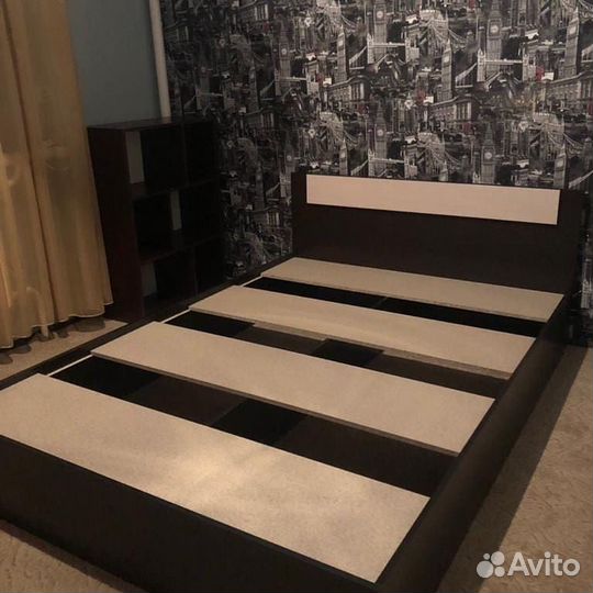 Двуспальная кровать с матрасом 1,6